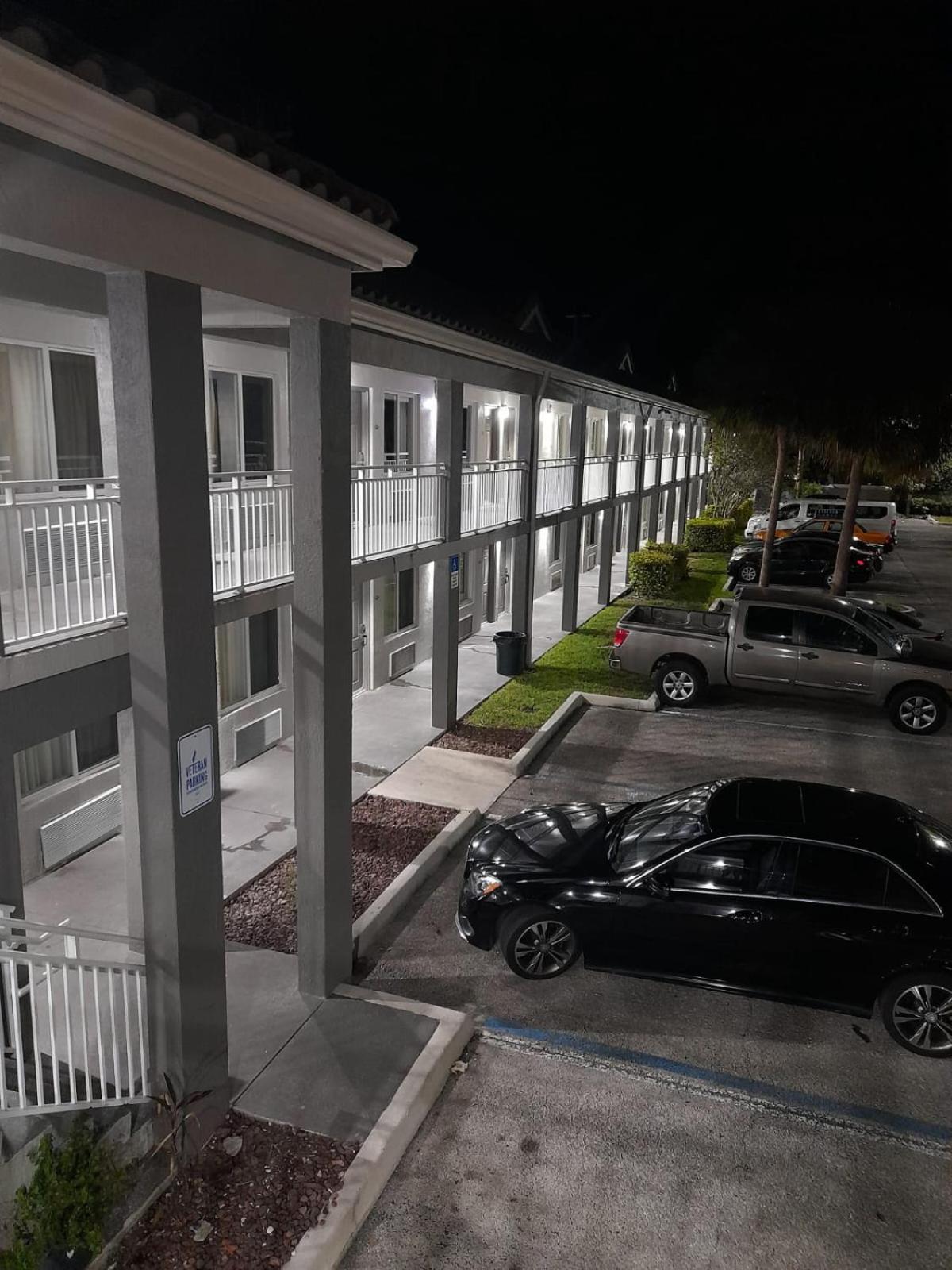 Super 8 Motel By Wyndham Near Fort Lauderdale Arpt Дания-Бич Экстерьер фото
