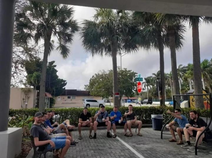 Super 8 Motel By Wyndham Near Fort Lauderdale Arpt Дания-Бич Экстерьер фото